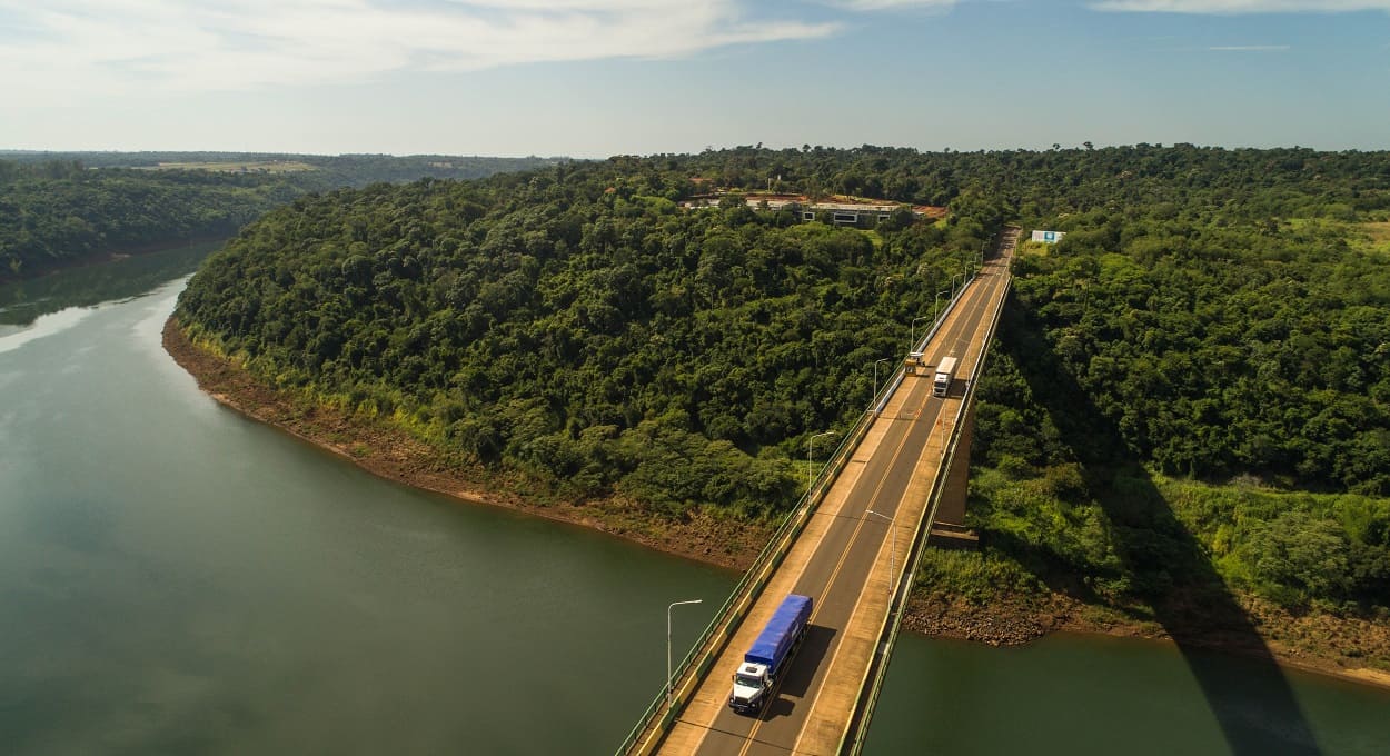 Vista aérea da Ponte Tancredo Neves no período em que apenas a circulação de caminhões foi permitida, entre 2020 e 2021. Foto: Marcos Labanca/H2FOZ (arquivo)