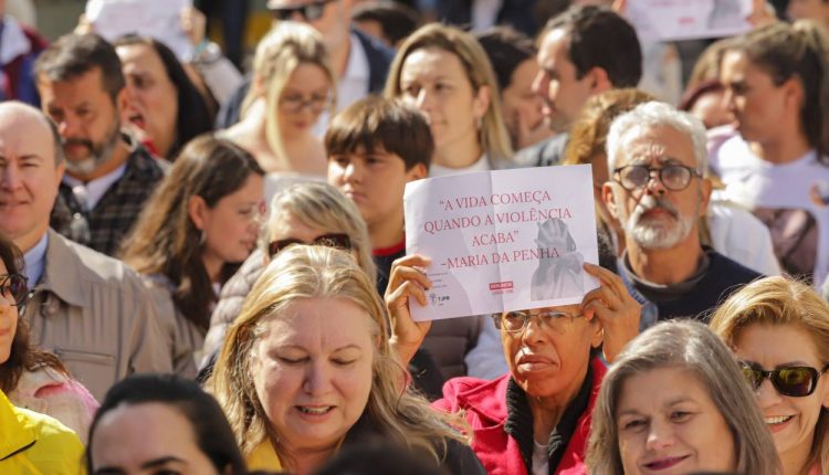 caminhada contra o feminicidio foz do iguacu - foto roberto dziura