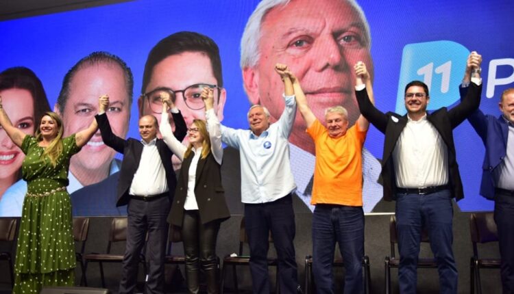 Paulo Mac Donald Ghisi, ao centro, acompanhado por lideranças estaduais e dirigentes dos partidos apoiadores. Foto: Gentileza/Assessoria