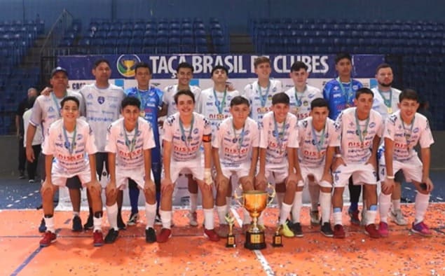 Atletas posam com a taça e a medalha no peito. Foto: Gentileza/CBFS