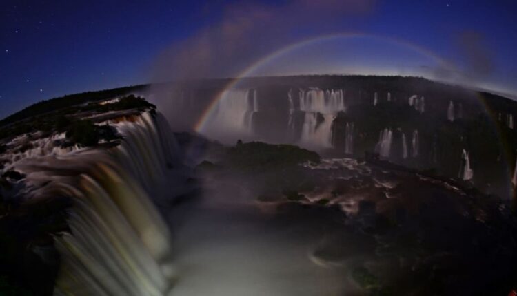 Percorrer as Cataratas à noite é uma experiência inesquecível. Foto: Marcos Labanca