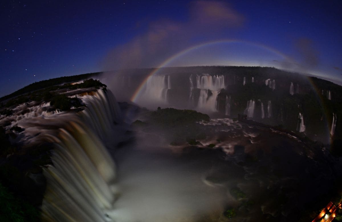 Percorrer as Cataratas à noite é uma experiência inesquecível. Foto: Marcos Labanca