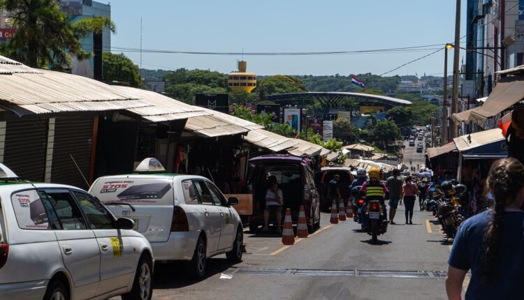 Nos primeiros assaltos, encontros eram marcados diretamente no bairro San Rafael. Mais tarde, endereços no centro de Ciudad del Este passaram a 