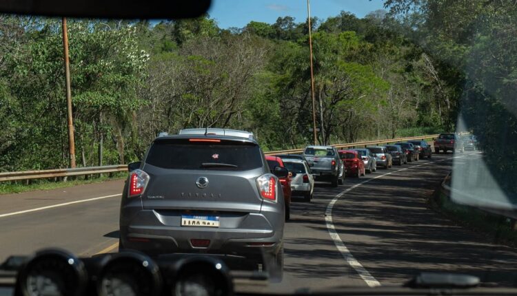 Fila de veículos brasileiros, paraguaios e argentinos no acesso a Puerto Iguazú. Foto: Marcos Labanca/H2FOZ (Arquivo)