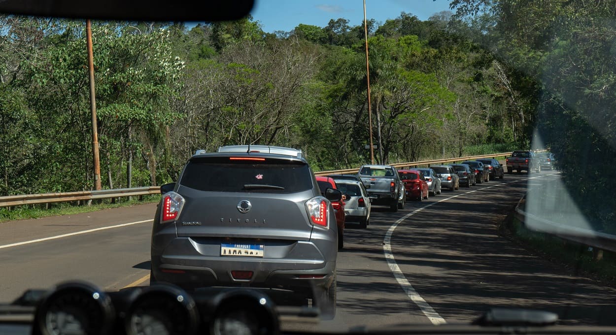 Fila de veículos brasileiros, paraguaios e argentinos no acesso a Puerto Iguazú. Foto: Marcos Labanca/H2FOZ (Arquivo)