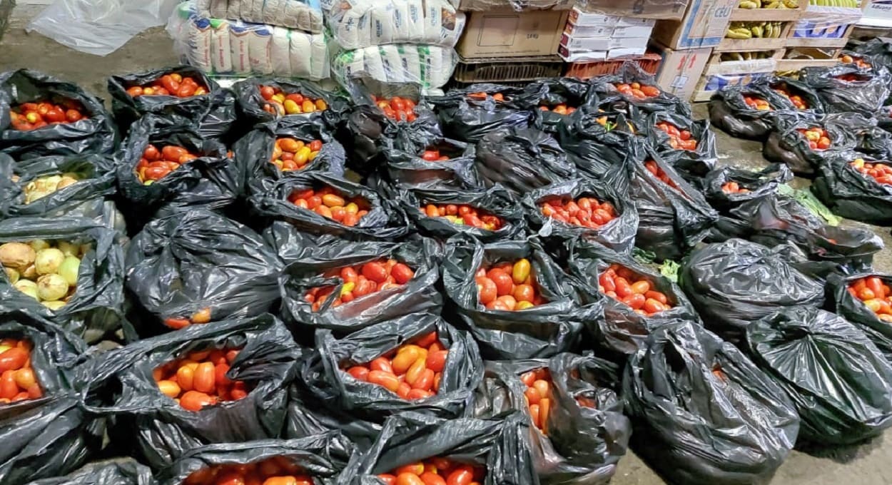 Sacolas com produtos apreendidos durante operação anterior na cabeceira paraguaia da Ponte da Amizade. Foto: Gentileza/Direção Nacional de Aduanas