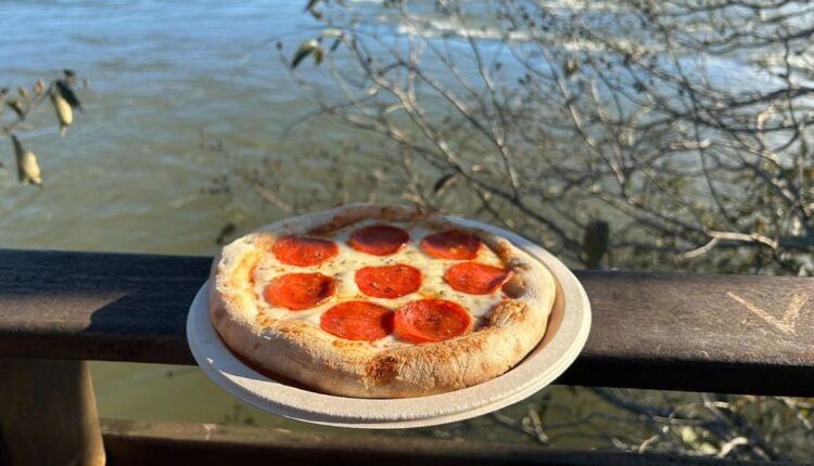 Pizza é uma das novidades no Espaço Porto Canoas, localizado após a trilha. Foto: Gentileza/Urbia Cataratas