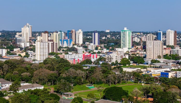 Vista parcial do centro de Foz do Iguaçu, com o campo do 34.º Batalhão do Exército em primeiro plano. Foto: Marcos Labanca/H2FOZ