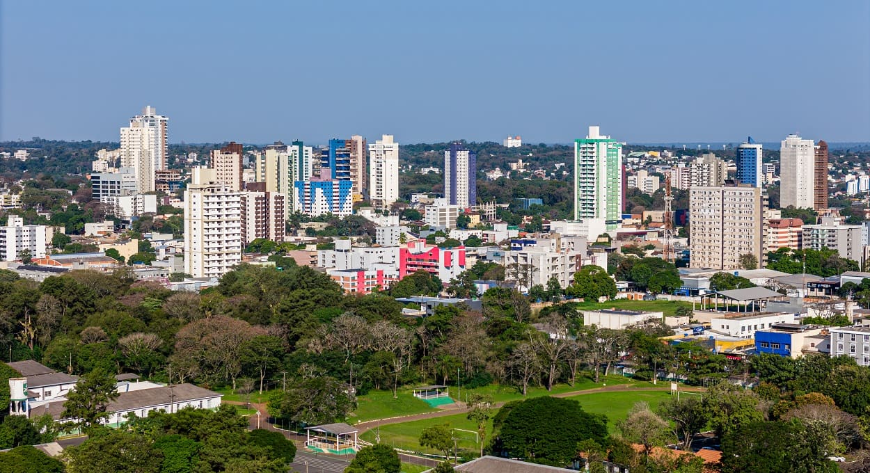 Vista parcial do centro de Foz do Iguaçu, com o campo do 34.º Batalhão do Exército em primeiro plano. Foto: Marcos Labanca/H2FOZ