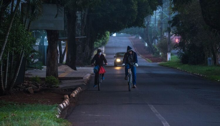 Sair de casa de bicicleta ou de moto não foi tarefa fácil nesta segunda (26). Foto: Marcos Labanca/H2FOZ (Arquivo)