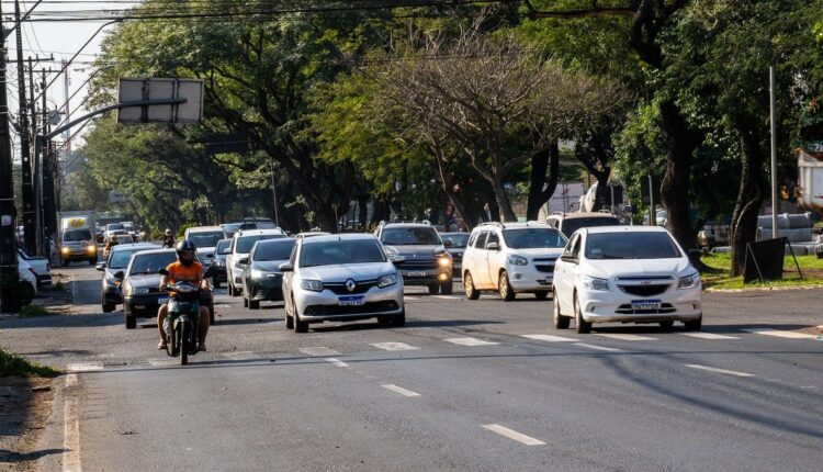 Avenida JK, em Foz do Iguaçu, é cenário de constantes operações para verificação de débitos de veículos nacionais e estrangeiros. Foto: Marcos Labanca/H2FOZ