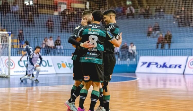 Jogadores do Marreco comemoram o primeiro gol. Foto: Neto Cajaíba/Marreco Futsal