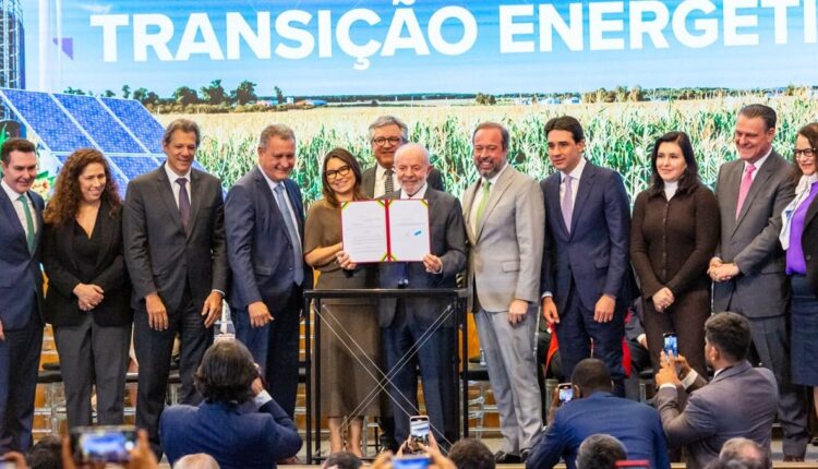 Presidente Lula, primeira-dama e ministros no ato de lançamento da PNTE. Foto: Dinho Mendes/Itaipu Binacional