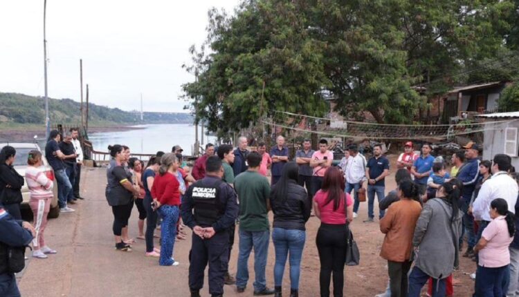 Roda de conversa entre representantes da prefeitura e moradores do bairro Remansito. Foto: Gentileza/Prefeitura de Ciudad del Este