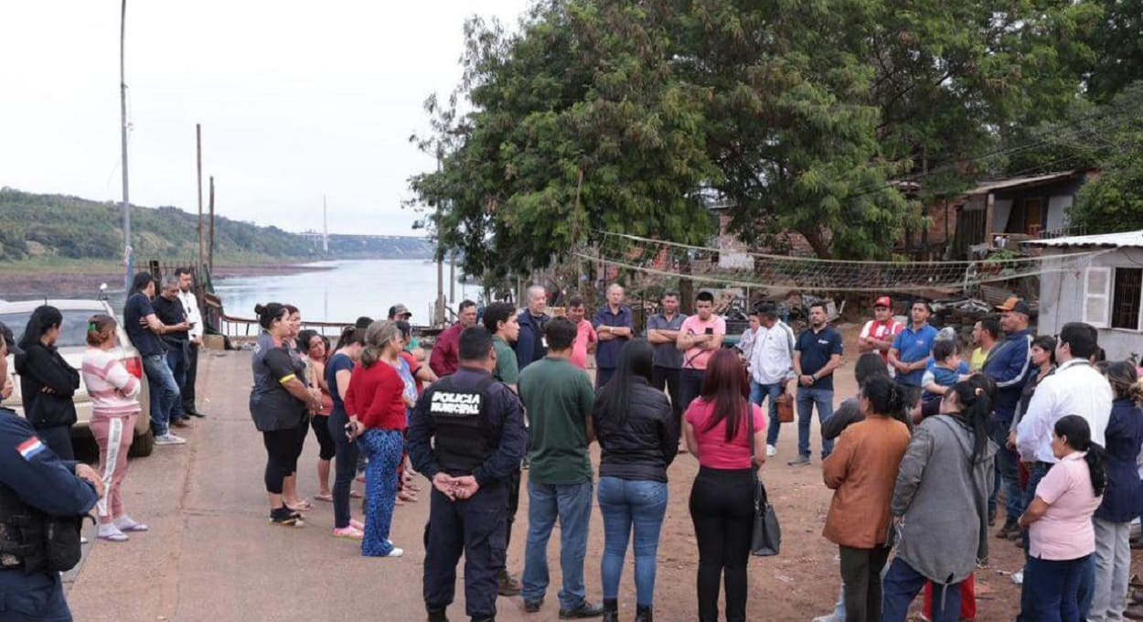 Roda de conversa entre representantes da prefeitura e moradores do bairro Remansito. Foto: Gentileza/Prefeitura de Ciudad del Este