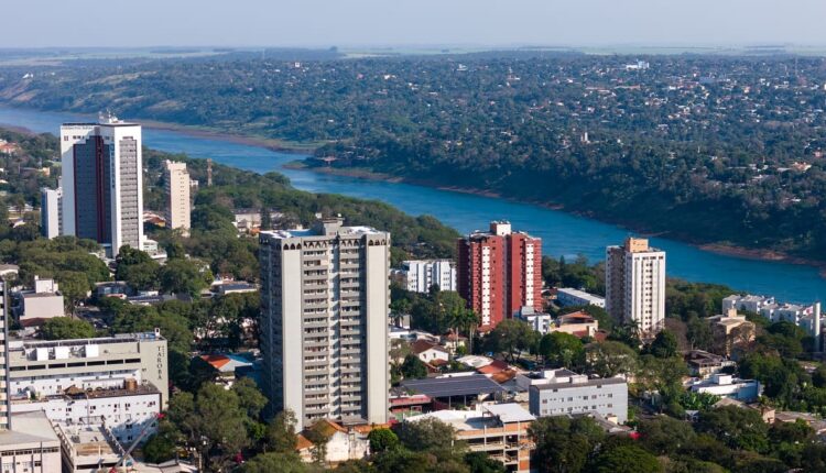 Panorama do vale do Rio Paraná, com os prédios de Foz do Iguaçu em primeiro plano e áreas residenciais de Presidente Franco na margem paraguaia. Foto: Marcos Labanca/H2FOZ