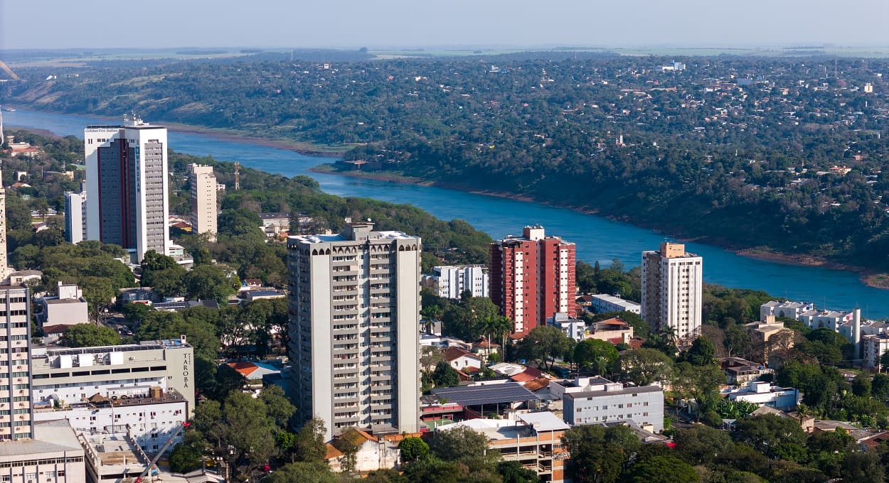 Panorama do vale do Rio Paraná, com os prédios de Foz do Iguaçu em primeiro plano e áreas residenciais de Presidente Franco na margem paraguaia. Foto: Marcos Labanca/H2FOZ