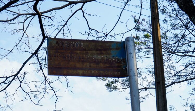 Placa enferrujada na avenida Juscelino Kubitschek - Foto: Marcos Labanca