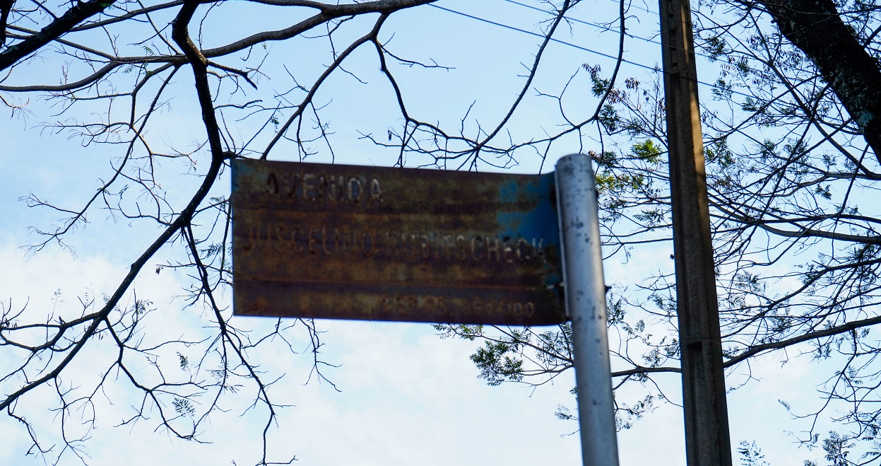 Placa enferrujada na avenida Juscelino Kubitschek - Foto: Marcos Labanca