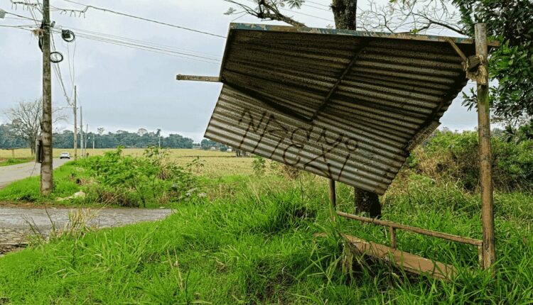 Ponto de ônibus em estado de abandono denuncia a falta de importância à mobilidade urbana e ao cidadão.