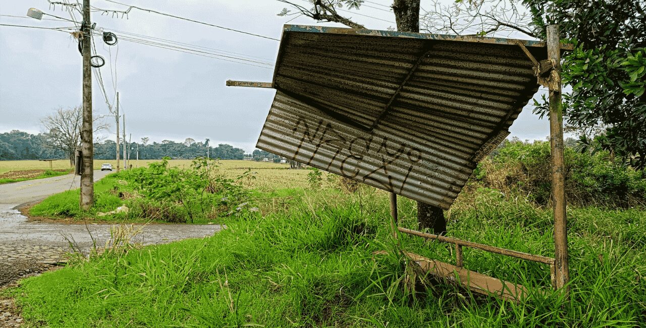 Ponto de ônibus em estado de abandono denuncia a falta de importância à mobilidade urbana e ao cidadão.