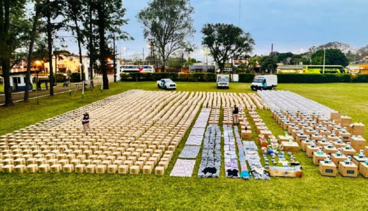 Materiais foram espalhados pelo gramado para contagem e registro. Foto: Gentileza/Prefeitura Naval Argentina