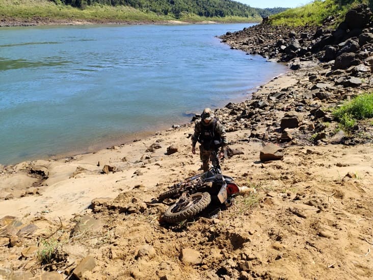 Moto recuperada na barranca do Paranazão seria levada de canoa para o Paraguai. Foto: Gentileza/Prefeitura Naval Argentina