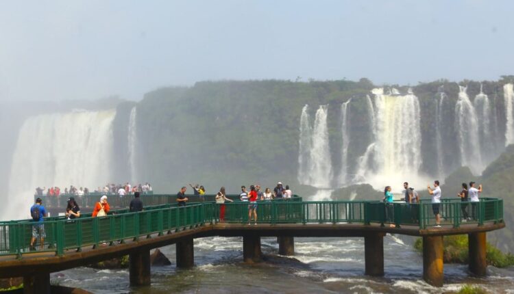 Brasileiros compuseram 55% do público do mês nas Cataratas do Iguaçu. Foto: Divulgação/Urbia Cataratas