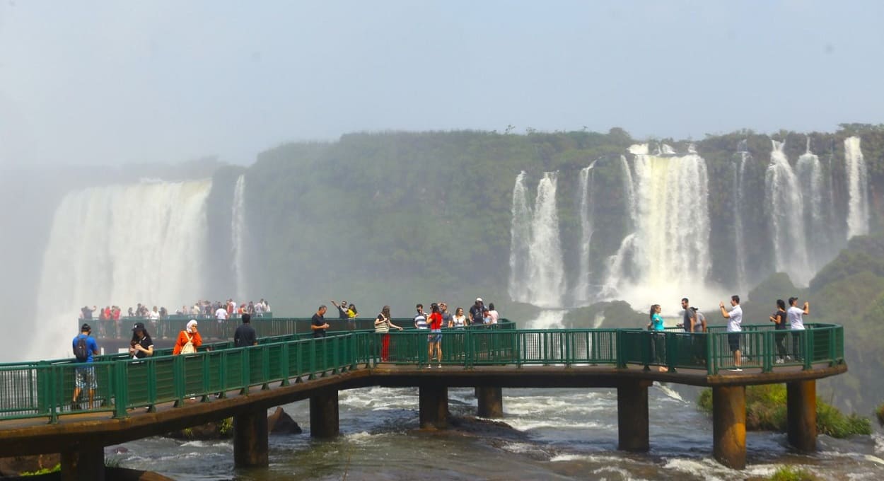 Brasileiros compuseram 55% do público do mês nas Cataratas do Iguaçu. Foto: Divulgação/Urbia Cataratas