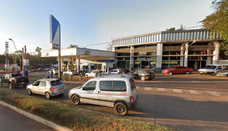 Posto com bandeira YPF na área central de Puerto Iguazú. Imagem: Google Street View (Arquivo)