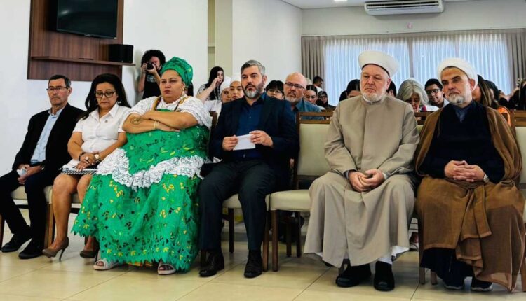 Encontro reuniu representantes de várias crenças. Foto: Divulgação OAB/Foz