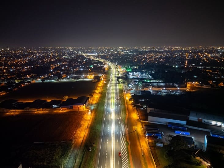 Na região do Portal da Foz, iluminação da rodovia contrasta com as lâmpadas antigas ainda em uso nas marginais. Foto: William Brisida/Itaipu Binacional