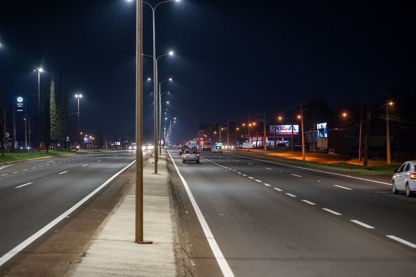 Troca de pistas no retorno do antigo Plaza Foz fica mais segura com as luminárias. Foto: William Brisida/Itaipu Binacional