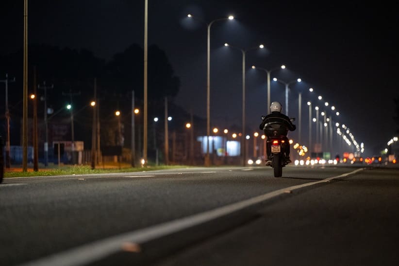 Melhor visibilidade noturna beneficia também os motociclistas. Foto: William Brisida/Itaipu Binacional