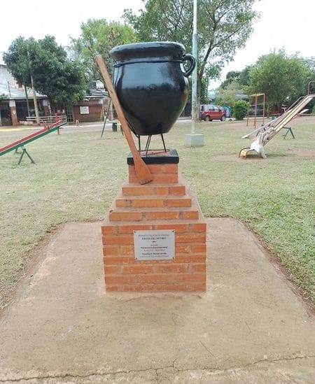 Praça do Bairro Obrero tem monumento em alusão ao reviro. Foto: Gentileza/Prefeitura de Puerto Iguazú