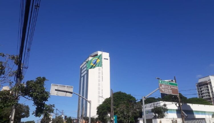 Bandeira nacional no cruzamento das avenidas Jorge Schimmelpfeng e Brasil, no centro de Foz do Iguaçu. Foto: Guilherme Wojciechowski/H2FOZ