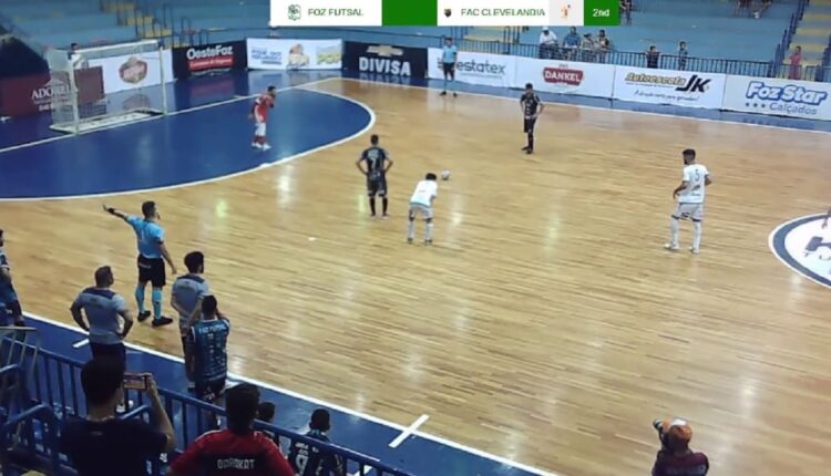 Jogo foi corrido até os instantes finais, com chances para os dois lados. Imagem: Reprodução/Foz Futsal (YouTube)