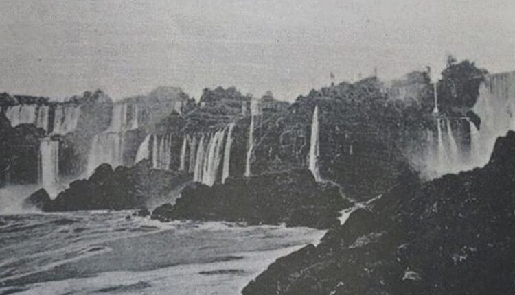 Foto de 1893, atribuída a Juan Bautista Ambrosetti, mostrando saltos do lado argentino das Cataratas do Iguaçu.