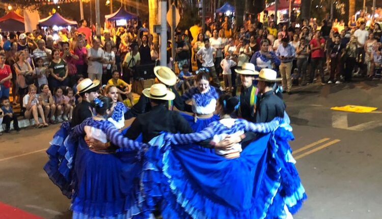 Festividades começaram na sexta-feira (6), com atividades diversas em praça pública. Foto: Gentileza/Prefeitura de Puerto Iguazú