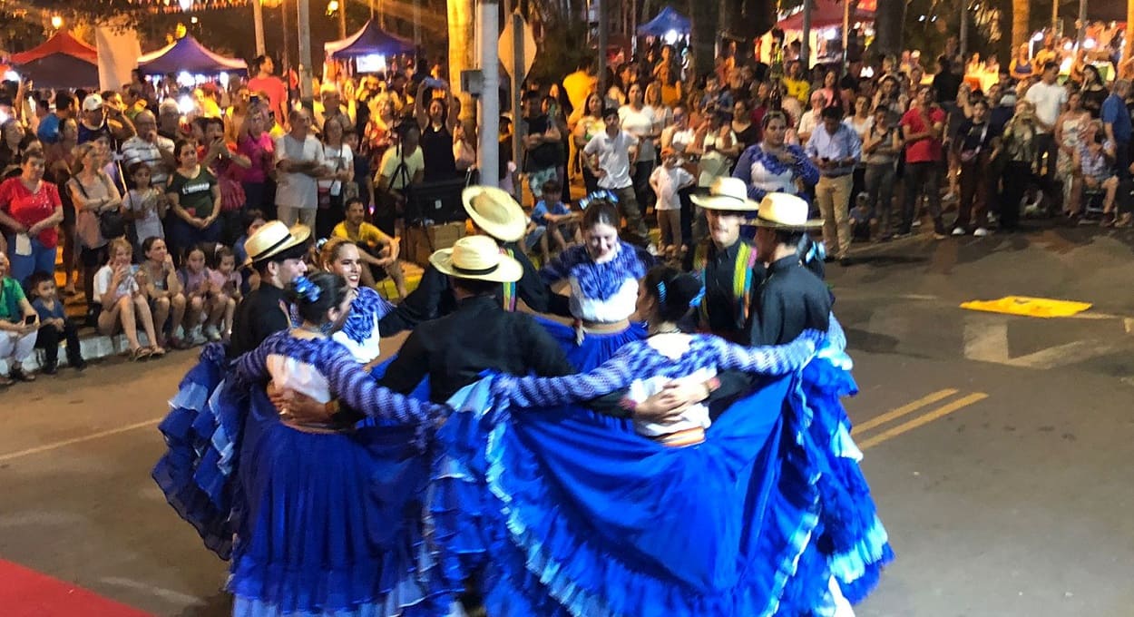 Festividades começaram na sexta-feira (6), com atividades diversas em praça pública. Foto: Gentileza/Prefeitura de Puerto Iguazú