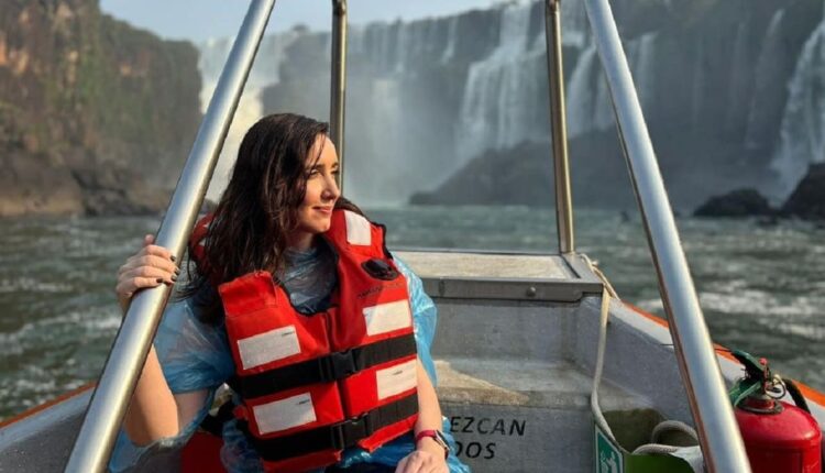 Vice-presidente fez o passeio de barco na margem argentina do Rio Iguaçu. Foto: Gentileza/Militância de Victoria Villarruel no Instagram