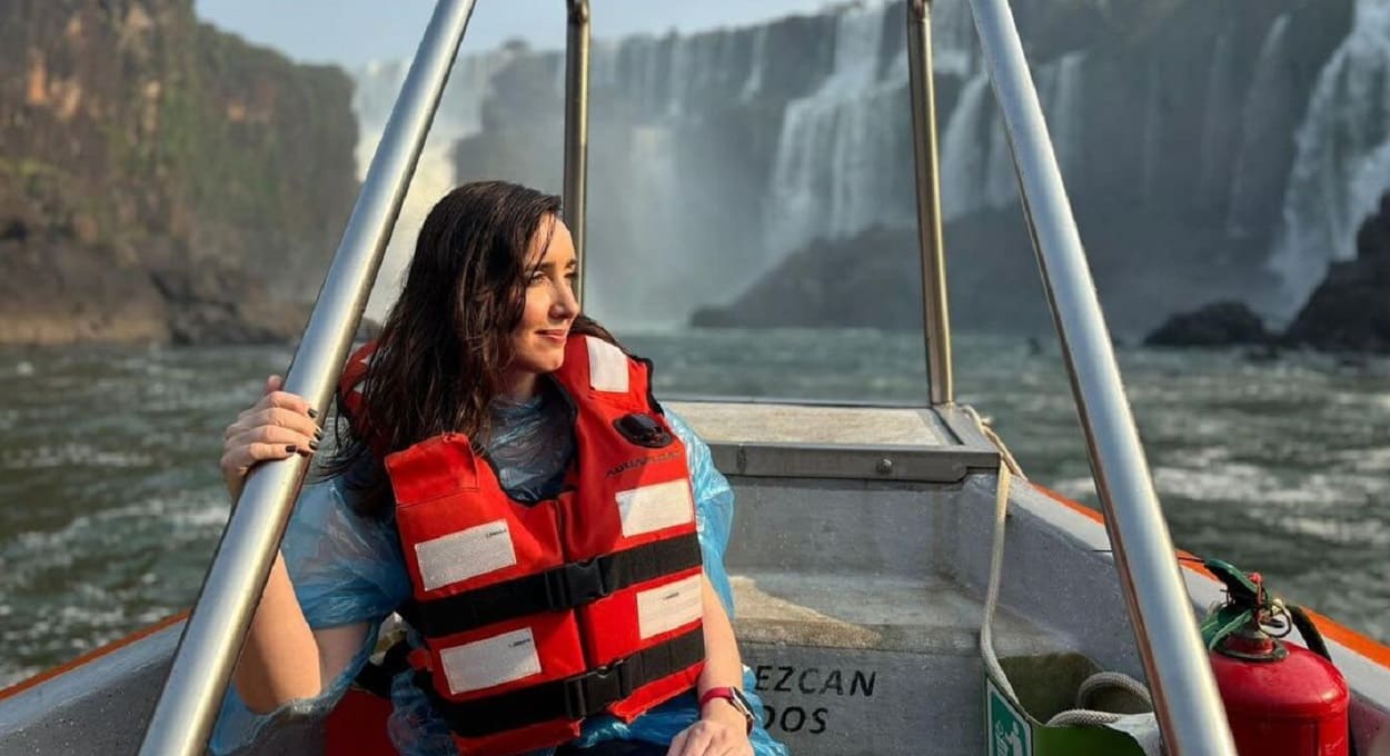 Vice-presidente fez o passeio de barco na margem argentina do Rio Iguaçu. Foto: Gentileza/Militância de Victoria Villarruel no Instagram