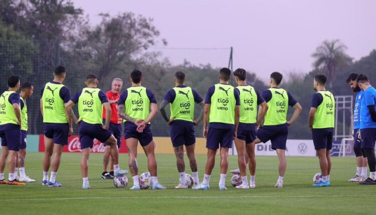 Treinador fala aos jogadores durante treino na região de Assunção. Foto: Gentileza/Seleção Paraguaia de Futebol