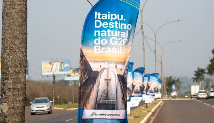 Canteiro central da Avenida das Cataratas está recebendo materiais alusivos aos encontros. Foto: Sara Cheida/Itaipu Binacional