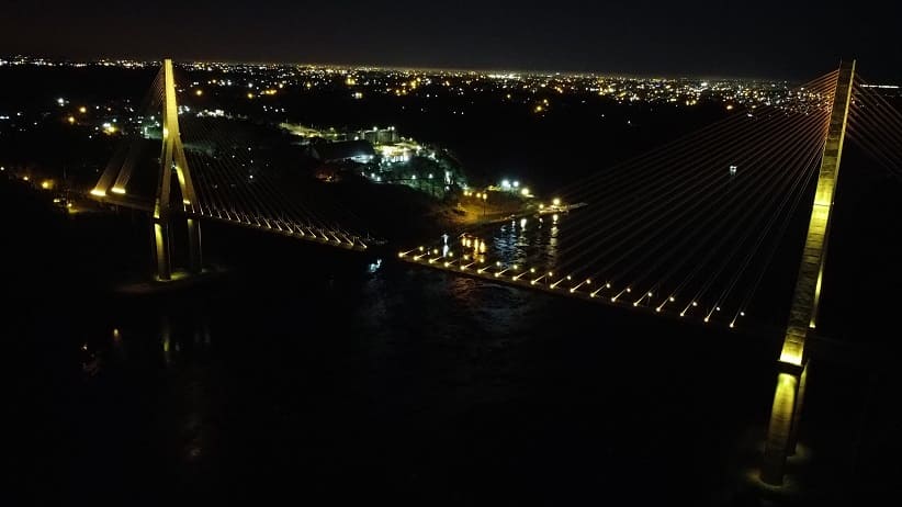 Refletores podem ser configurados de diversas maneiras, como nas cores das bandeiras de Brasil e Paraguai. Imagem: Gentileza/DER-PR