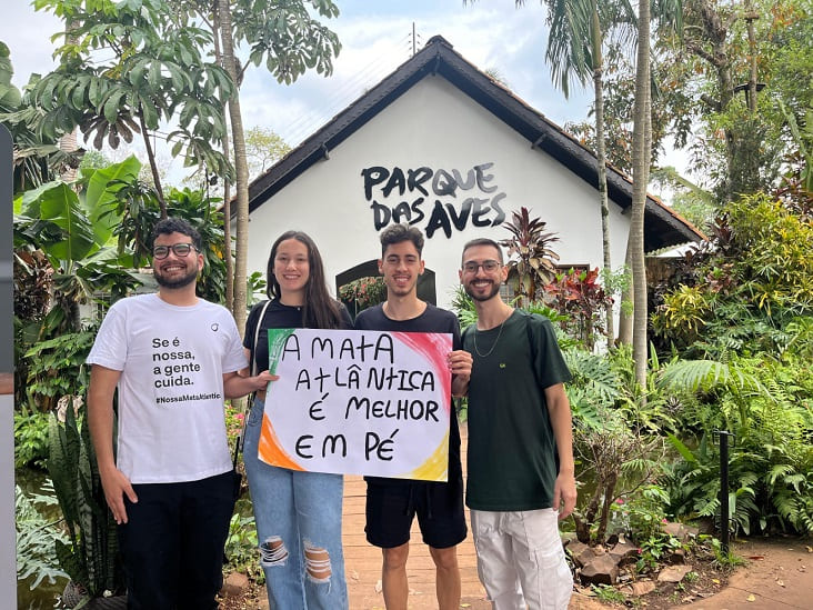 Na visita ao Parque das Aves, no último sábado (14), torcedores seguraram cartaz sobre a preservação da Mata Atlântica. Foto: Divulgação/Parque das Aves