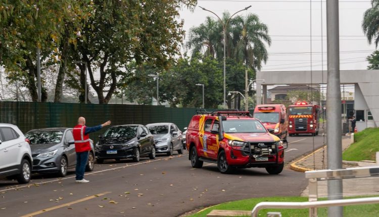 Momento da chegada das viaturas dos Bombeiros ao Centro Executivo, por volta das 16h de sexta-feira (13). Foto: Enzo Menegat/Itaipu Binacional