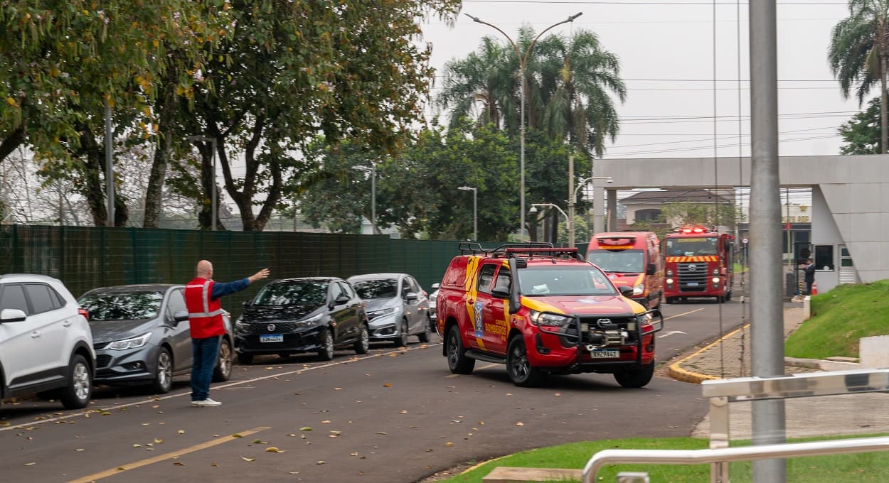 Momento da chegada das viaturas dos Bombeiros ao Centro Executivo, por volta das 16h de sexta-feira (13). Foto: Enzo Menegat/Itaipu Binacional