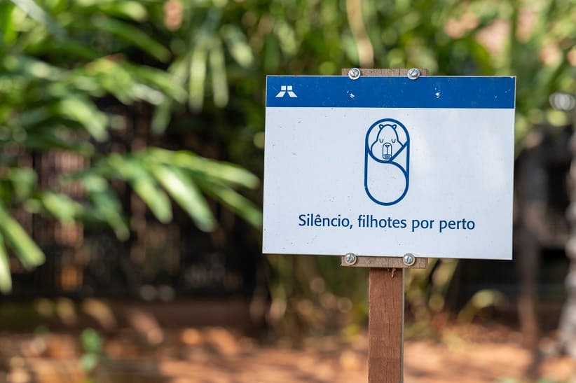 Cartaz pede silêncio aos visitantes que passam por áreas com nascimento de filhotes. Foto: William Brisida/Itaipu Binacional