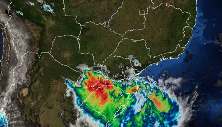 Imagem do satélite GOES16, compartilhada pelo Simepar, mostra o avanço da área de instabilidade.